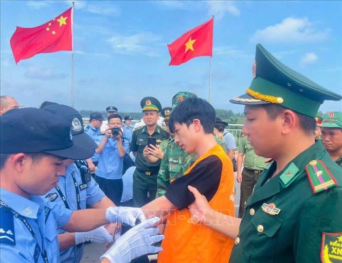 Trao trả các công dân Trung Quốc vi phạm pháp luật Việt Nam cho cơ quan chức năng Trung Quốc. Ảnh: TTXVN phát