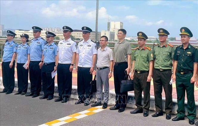 Lực lượng chức năng 2 bên. Ảnh: TTXVN phát