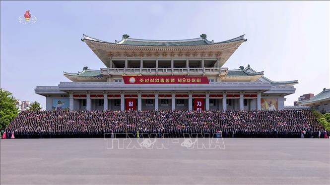 Nhà lãnh đạo Triều Tiên Kim Jong Un chụp ảnh với các đại biểu tại Đại hội lần thứ 9 của Tổng Liên đoàn Công đoàn Triều Tiên (GFTUK) ở Bình Nhưỡng, ngày 14/5/2026. Ảnh: Yonhap/TTXVN 
