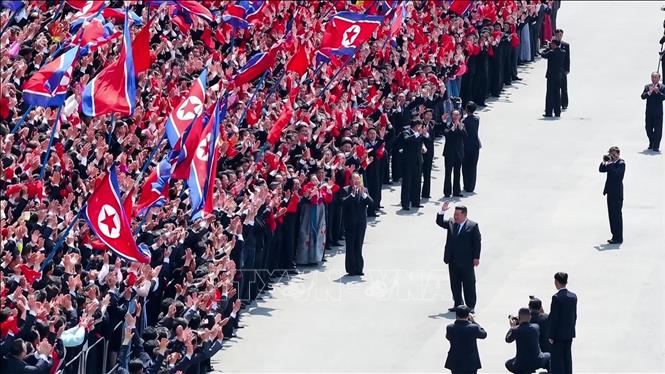 Nhà lãnh đạo Triều Tiên Kim Jong Un (giữa) gặp gỡ các đại biểu tại Đại hội lần thứ 9 của Tổng Liên đoàn Công đoàn Triều Tiên (GFTUK) ở Bình Nhưỡng, ngày 14/5/2026. Ảnh: Yonhap/TTXVN