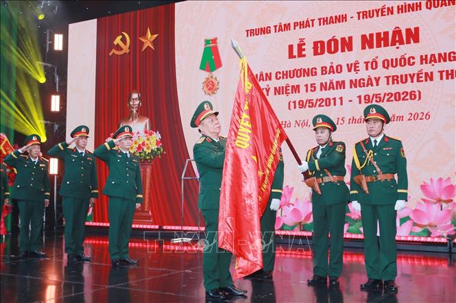  Đại tướng Nguyễn Trọng Nghĩa, Ủy viên Bộ Chính trị, Bí thư Trung ương Đảng, Chủ nhiệm Tổng cục Chính trị QĐND Việt Nam gắn Huân chương Bảo vệ Tổ quốc hạng Ba lên Quân kỳ Quyết thắng của Trung tâm Phát thanh-Truyền hình Quân đội. Ảnh: Trọng Đức - TTXVN