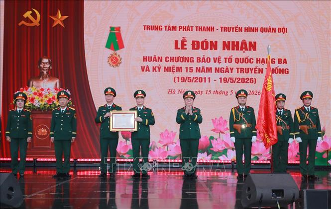  Đại tướng Nguyễn Trọng Nghĩa, Ủy viên Bộ Chính trị, Bí thư Trung ương Đảng, Chủ nhiệm Tổng cục Chính trị QĐND Việt Nam trao Huân chương Bảo vệ Tổ quốc hạng Ba cho Trung tâm Phát thanh-Truyền hình Quân đội. Ảnh: Trọng Đức - TTXVN