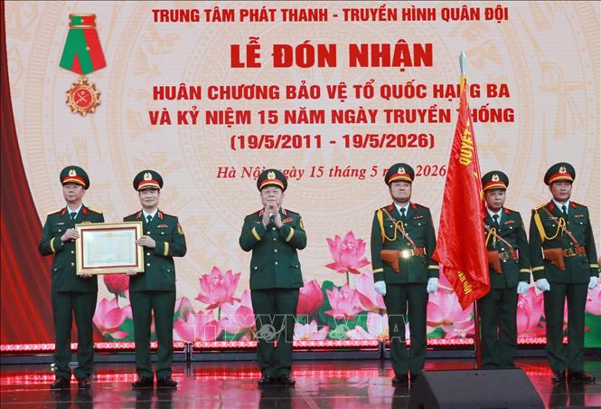  Đại tướng Nguyễn Trọng Nghĩa, Ủy viên Bộ Chính trị, Bí thư Trung ương Đảng, Chủ nhiệm Tổng cục Chính trị QĐND Việt Nam trao Huân chương Bảo vệ Tổ quốc hạng Ba cho Trung tâm Phát thanh-Truyền hình Quân đội. Ảnh: Trọng Đức - TTXVN