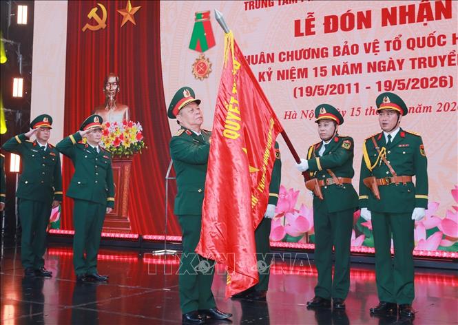  Đại tướng Nguyễn Trọng Nghĩa, Ủy viên Bộ Chính trị, Bí thư Trung ương Đảng, Chủ nhiệm Tổng cục Chính trị QĐND Việt Nam gắn Huân chương Bảo vệ Tổ quốc hạng Ba lên Quân kỳ Quyết thắng của Trung tâm Phát thanh-Truyền hình Quân đội. Ảnh: Trọng Đức - TTXVN