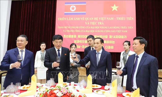 Các đại biểu dự tiệc trà sau triển lãm. Ảnh: Đỗ Sinh – PV TTXVN 
