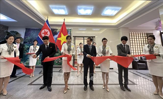 Bộ trưởng Ngoại giao Lê Hoài Trung (giữa), Thứ trưởng Ngoại giao Triều Tiên Pak Sang Gil (trái) và Đại sứ Việt Nam tại Triều Tiên Lê Bá Vinh cắt băng khai mạc triển lãm. Ảnh: Đỗ Sinh – PV TTXVN 

