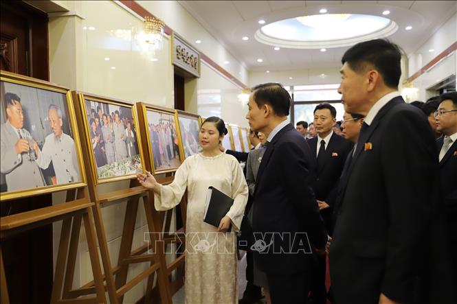 Các đại biểu dự sự kiện xem bức ảnh Chủ tịch Kim Nhật Thành và Chủ tịch Hồ Chí Minh - những người đặt nền móng xây dựng mối quan hệ hữu nghị Việt Nam - Triều Tiên. Ảnh: Đỗ Sinh – PV TTXVN 
