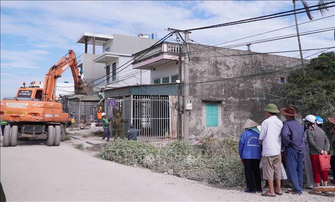 Toàn bộ phần diện tích với gần 70 m2 đất nuôi trồng thủy sản của 3 hộ dân cố tình chây ỳ đã được giải tỏa dứt điểm và bàn giao cho đơn vị thi công ngay trong ngày. Ảnh: Nguyễn Công Hải - TTXVN