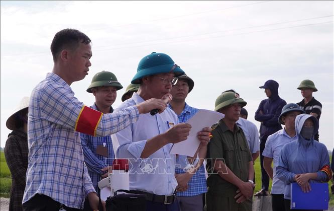 Quá trình cưỡng chế được lực lượng chức năng xã Đông Tiền Hải (tỉnh Hưng Yên) thực hiện công khai, dân chủ, khách quan, an toàn và đúng theo trình tự, thủ tục quy định của pháp luật. Ảnh: Nguyễn Công Hải - TTXVN