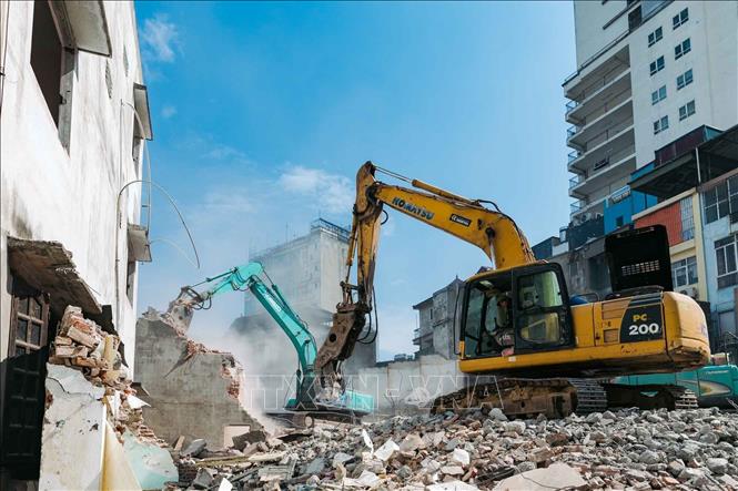 Đơn vị thi công triển khai máy móc cơ giới để đẩy nhanh tiến độ giải phóng mặt bằng trên tuyến Vành đai 2,5. Ảnh: Phạm Tuấn Anh - TTXVN
