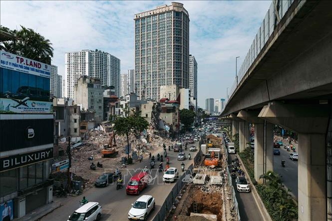 Tuyến đường Nguyễn Trãi đoạn qua khu vực thi công dự án Vành đai 2,5 luôn trong tình trạng đông phương tiện lưu thông. Ảnh: Phạm Tuấn Anh - TTXVN