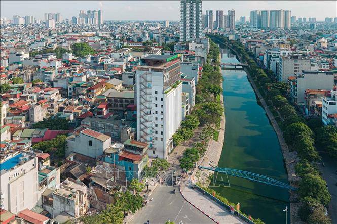 Khu vực nút giao ven sông Tô Lịch đang được mở rộng không gian hạ tầng nhằm kết nối các đoạn tuyến của dự án Vành đai 2,5. Ảnh: Phạm Tuấn Anh - TTXVN