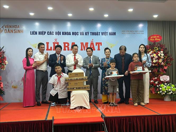 Viện Nghiên cứu Văn hóa và Dân sinh trao quà cho trẻ em khuyết tật tỉnh Thái Nguyên. Diệu Thúy – TTXVN