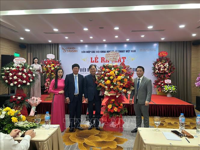 Chủ tịch Liên hiệp các Hội Khoa học và Kỹ thuật Việt Nam tặng hoa chúc mừng Ban lãnh đạo Viện Nghiên cứu Văn hóa và Dân sinh. Diệu Thúy – TTXVN