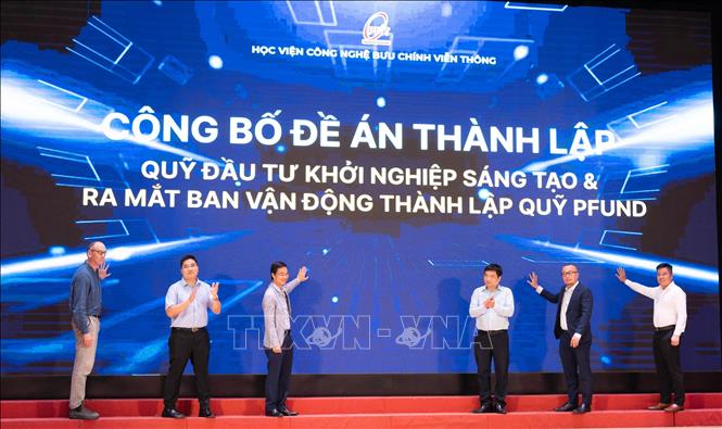 Các đại biểu thực hiện nghi thức công bố Đề án thành lập Quỹ đầu tư khởi nghiệp sáng tạo trong khuôn khổ sự kiện. Ảnh: Hoàng Vân-TTXVN