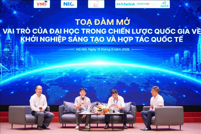 Các đại biểu trao đổi tại phiên tọa đàm mở trong khuôn khổ Diễn đàn. Ảnh: Hoàng Vân-TTXVN