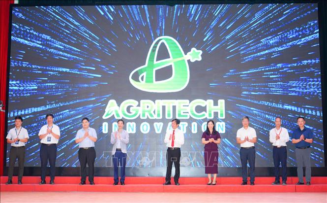 Các đại biểu thực hiện nghi thức phát động Cuộc thi Khởi nghiệp Nông nghiệp công nghệ cao 2026 tại khu vực Đồng bằng sông Hồng. Ảnh: Hoàng Vân-TTXVN