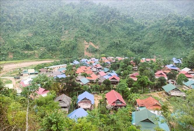Bản Na Ngân (xã Nga My, tỉnh Nghệ An) nằm trong thung lũng được bao bọc bởi các dãy núi Pù Hiêng, Pà Lượn và rừng đặc dụng Pù Huống. Ảnh: Xuân Tiến - TTXVN 
