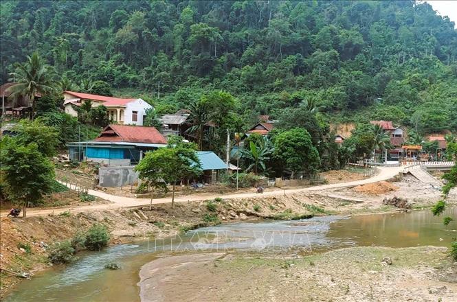 Đường độc đạo về bản Na Ngân, đoạn qua bản Xốp Kho (xã Nga My, tỉnh Nghệ An) đã được bê-tông cứng hóa. Ảnh: Xuân Tiến - TTXVN 
