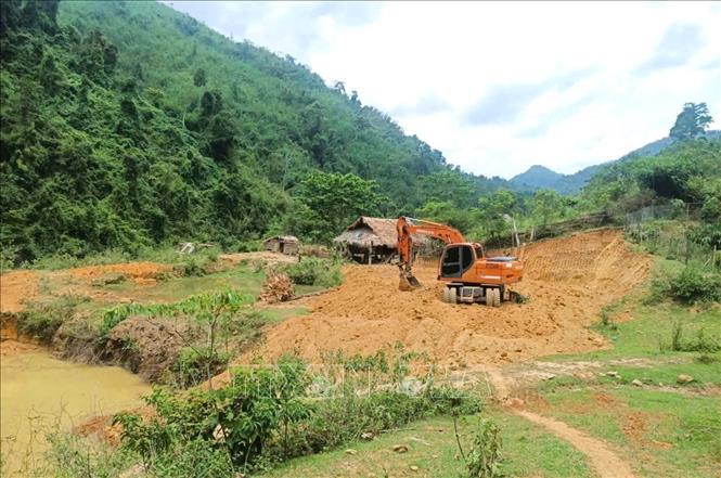 Người dân bản Na Ngân đang mở rộng trang trại chăn nuôi, phát triển kinh tế gia đình. Ảnh: Xuân Tiến - TTXVN 

