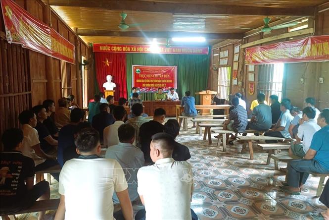 Người dân bản Na Ngân họp, sinh hoạt cộng đồng tại Nhà văn hóa cộng đồng của bản. Ảnh: Xuân Tiến - TTXVN 