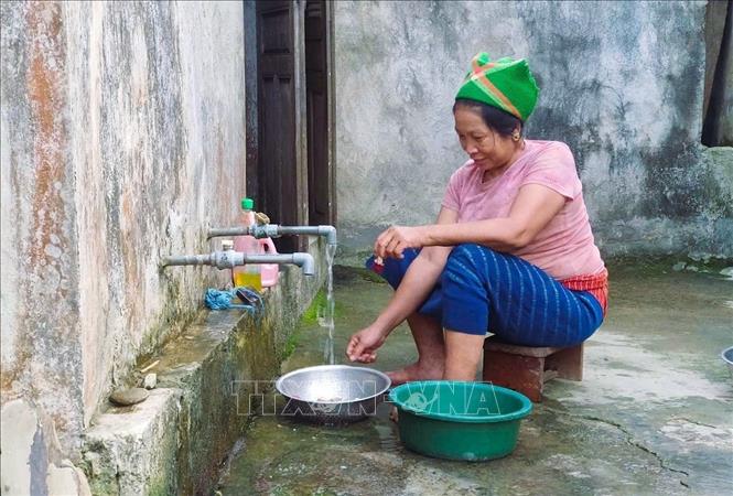 Nguồn nước từ các khe suối được dẫn về bản nhờ hệ thống ống dẫn, giúp người dân có nước sạch sinh hoạt, giặt giũ hằng ngày. Ảnh: Xuân Tiến - TTXVN 