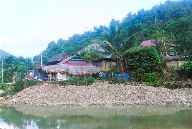 Điểm sạt lở hàm ếch nghiêm trọng trên suối Nậm Ngân đoạn chảy quan bản Na Ngân đã được đắp đất đá, ngăn sạt lở tái diễn khi có mưa lớn, suối Nậm Ngân dâng cao. Ảnh: Xuân Tiến - TTXVN 