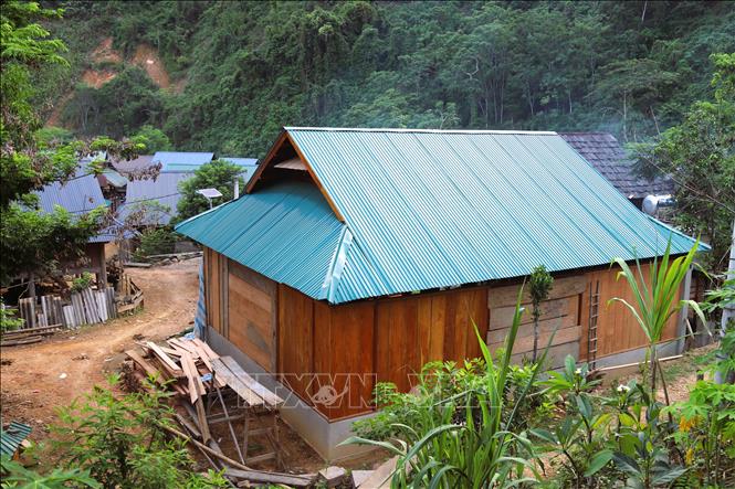 Nhiều ngôi nhà mới trong bản Na Ngân đã được dựng lên ngay khu vực trung tâm bản. Ảnh: Xuân Tiến - TTXVN 