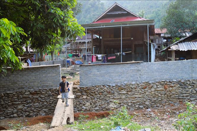 Những khu vực sạt lở dọc theo khe suối trong bản Na Ngân đã được xây dựng bờ kè đá phòng tránh sạt lở khi mưa có mưa lớn xảy ra. Ảnh: Xuân Tiến - TTXVN 
