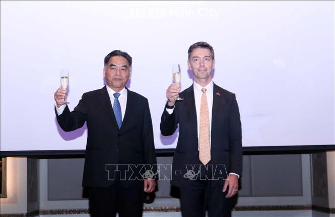 Ông Nguyễn Lộc Hà (trái), Phó Chủ tịch Thường trực UBND Thành phố Hồ Chí Minh và Đại sứ Julien Guerrier (phải), Trưởng phái đoàn Liên minh châu Âu (EU) tại Việt Nam chúc mừng Ngày Châu Âu 2026. Ảnh: Xuân Khu - TTXVN