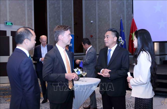Ông Nguyễn Lộc Hà (thứ 2 từ phải sang), Phó Chủ tịch Thường trực UBND Thành phố Hồ Chí Minh trao đổi với Đại sứ Julien Guerrier (thứ 2 từ trái sang), Trưởng phái đoàn Liên minh châu Âu (EU) tại Việt Nam. Ảnh: Xuân Khu-TTXVN tại lễ kỷ niệm Ngày Châu Âu 2026. Ảnh: Xuân Khu - TTXVN