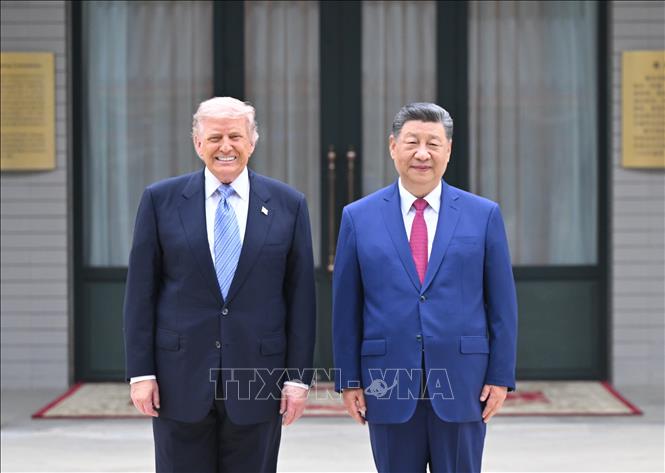 Chủ tịch Trung Quốc Tập Cận Bình (phải) và Tổng thống Mỹ Donald Trump tới thăm Trung Nam Hải trong khuôn viên Hoàng Thành Bắc Kinh, ngày 15/5/2026. Ảnh: THX/TTXVN