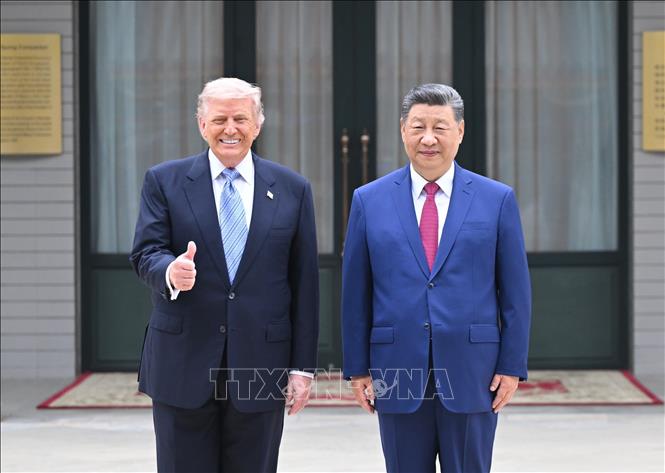 Chủ tịch Trung Quốc Tập Cận Bình (phải) và Tổng thống Mỹ Donald Trump tới thăm Trung Nam Hải trong khuôn viên Hoàng Thành Bắc Kinh, ngày 15/5/2026. Ảnh: THX/TTXVN