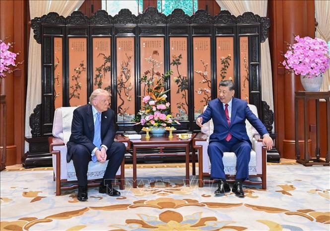 Chủ tịch Trung Quốc Tập Cận Bình (phải) và Tổng thống Mỹ Donald Trump tới thăm Trung Nam Hải trong khuôn viên Hoàng Thành Bắc Kinh, ngày 15/5/2026. Ảnh: THX/TTXVN