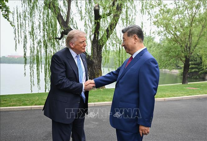 Chủ tịch Trung Quốc Tập Cận Bình (phải) và Tổng thống Mỹ Donald Trump tới thăm Trung Nam Hải trong khuôn viên Hoàng Thành Bắc Kinh, ngày 15/5/2026. Ảnh: THX/TTXVN