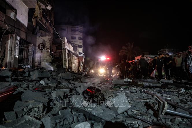 Toà nhà bị phá huỷ sau vụ không kích của Israel xuống al-Rimal, khu vực lân cận thành phố Gaza, ngày 15/5/2026. Ảnh: THX/TTXVN