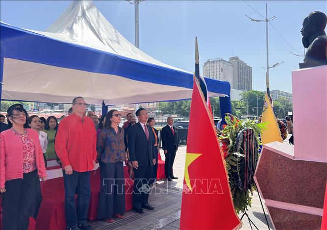 Lễ đặt vòng hoa tại tượng đài Chủ tịch Hồ Chí Minh nhân kỷ niệm 136 năm Ngày sinh của Người (19/5/1890 -19/5/2026). Ảnh: Phi Hùng - PV TTXVN tại Mehico
 