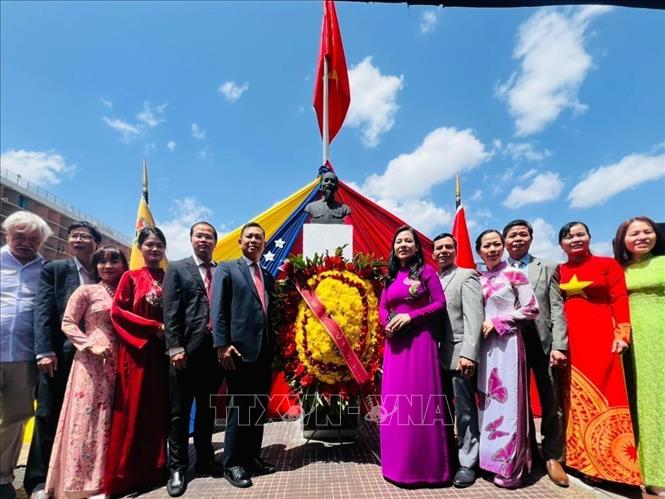 Lễ đặt vòng hoa tại tượng đài Chủ tịch Hồ Chí Minh nhân kỷ niệm 136 năm Ngày sinh của Người (19/5/1890 -19/5/2026). Ảnh: Phi Hùng - PV TTXVN tại Mehico
 