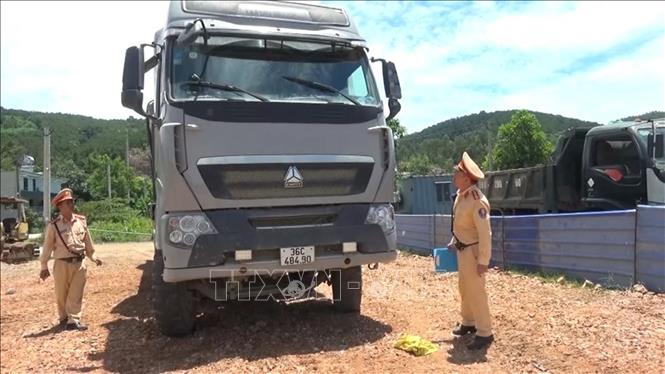 Lực lượng cảnh sát giao thông, Công an tỉnh Thanh Hóa lập biên bản xử lý phương tiện vi phạm chở quá khổ quá tải. Ảnh: Nguyễn Nam-TTXVN
