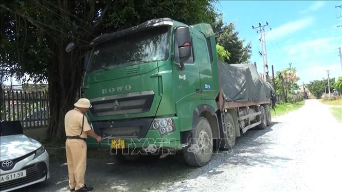 Một phương tiện vi phạm quá khổ, quá tải. Ảnh: Nguyễn Nam-TTXVN
