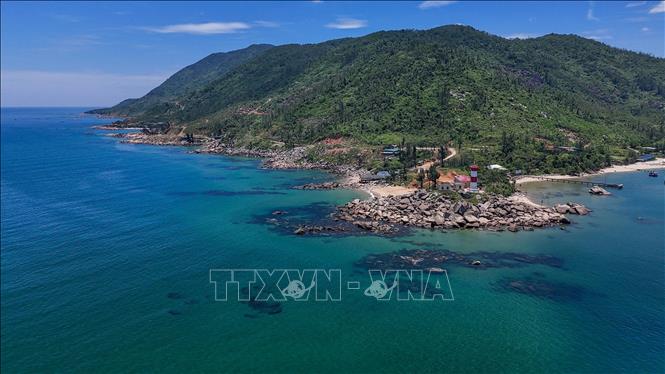  Biển Hải Đăng (xã Cẩm Trung) gây ấn tượng với nước biển xanh ngọc, bãi đá tự nhiên và vẻ đẹp hoang sơ của vùng biển Hà Tĩnh. Ảnh: Hữu Quyết - TTXVN