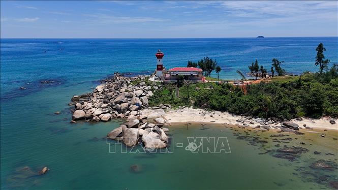  Hải đăng Cửa Nhượng nằm bên bờ biển xanh trong, trở thành điểm check-in nổi bật trên cung đường ven biển Kỳ Xuân. Ảnh: Hữu Quyết - TTXVN