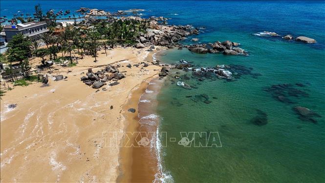 Một góc bãi biển Kỳ Xuân nhìn từ với nước biển xanh ngọc và bờ cát trải dài ven chân núi. Ảnh: Hữu Quyết - TTXVN