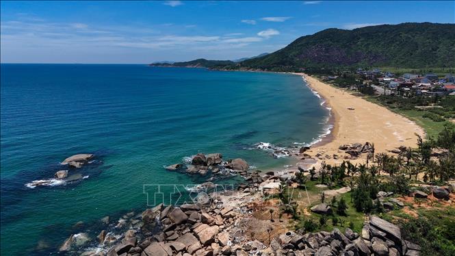 Bãi biển Kỳ Xuân sở hữu đường bờ biển dài, cát mịn và vẻ đẹp còn nguyên nét hoang sơ. Ảnh: Hữu Quyết - TTXVN