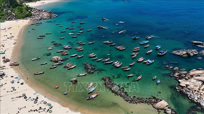 Những chiếc thuyền đánh cá neo đậu trên vùng biển Kỳ Xuân tạo nên bức tranh thanh bình của miền biển Hà Tĩnh. Ảnh: Hữu Quyết - TTXVN