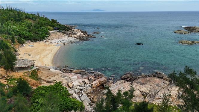 Bãi Cu Kỳ có bờ biển nhỏ uốn cong bên chân núi và làn nước trong vắt. Ảnh: Hữu Quyết - TTXVN