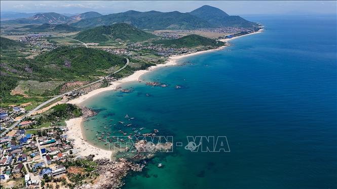 Biển Kỳ Xuân mang vẻ đẹp hoang sơ, nơi biển xanh hòa cùng nhịp sống bình dị của ngư dân miền Trung. Ảnh: Hữu Quyết - TTXVN