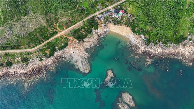 Bãi biển Cu Kỳ mang vẻ đẹp yên bình với nước biển xanh ngọc và không gian còn nguyên nét hoang sơ của vùng biển Hà Tĩnh. Ảnh: Hữu Quyết - TTXVN