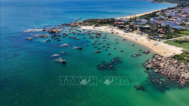 Thuyền đánh cá neo đậu trên vùng nước xanh trong ở bãi biển Kỳ Xuân, tạo nên bức tranh bình yên của làng chài ven biển Hà Tĩnh. Ảnh: Hữu Quyết - TTXVN
