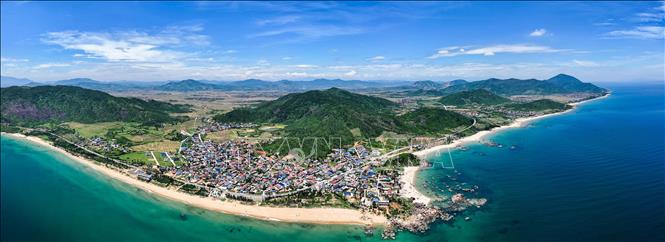 Cung đường ven biển Kỳ Xuân nổi bật với một bên là núi đá, một bên là biển xanh ngọc, trở thành điểm nhấn du lịch của vùng biển Hà Tĩnh. Ảnh: Hữu Quyết - TTXVN